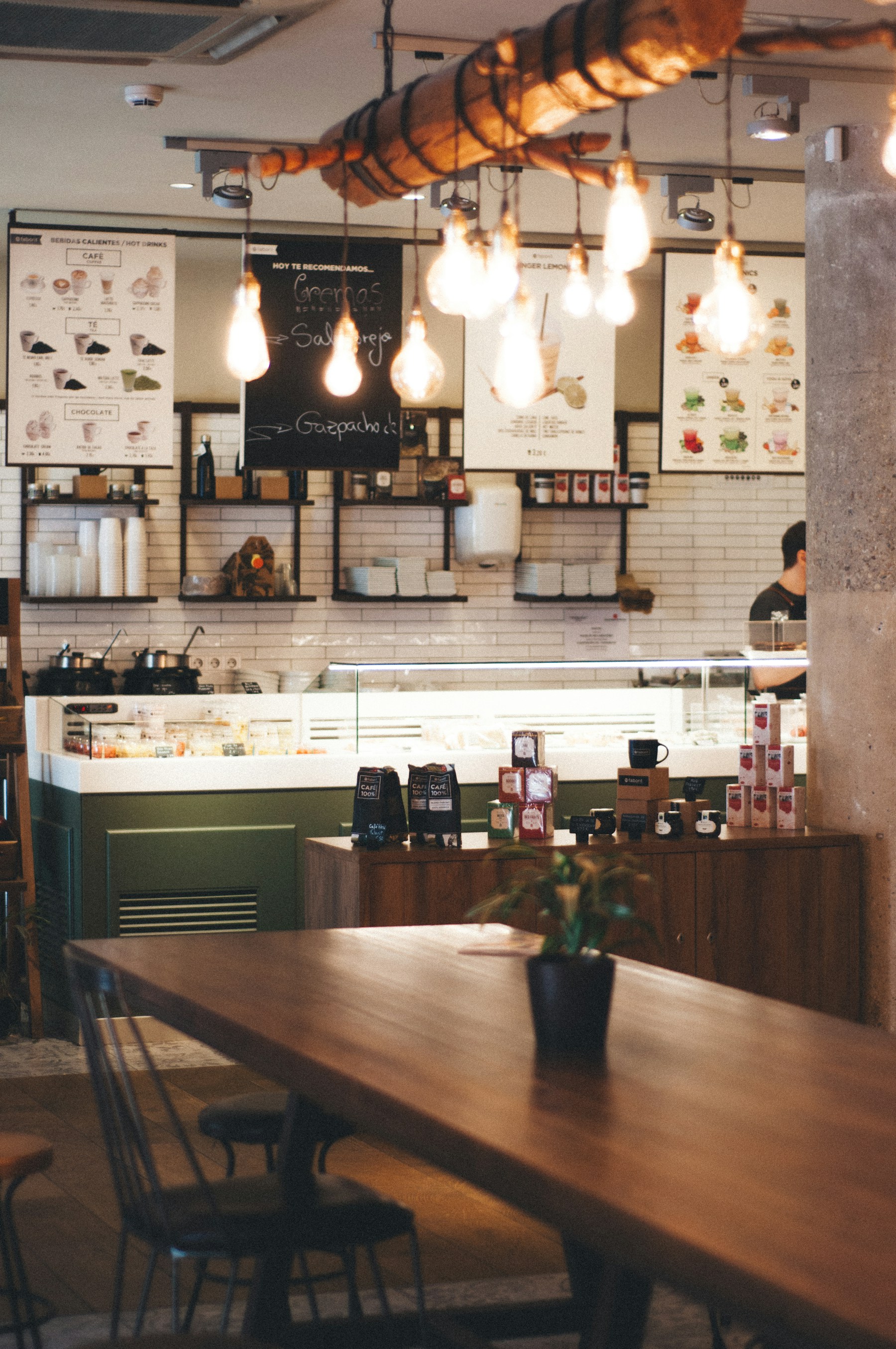 やわらかな光が差し込むカフェの店内